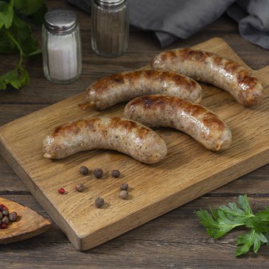 Ahşap bir masada ızgara sosis.