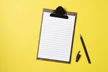 Sarı arkaplan ve boş bir not defteri. Boşluğun bir kopyasıyla en üstteki görünüm