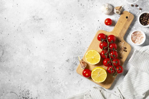 Tomates Cereja Uma Tábua Madeira Cercada Por Especiarias Salsa Limão — Fotografia de Stock