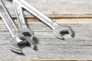 Gri ahşap arka planda anahtarlar. El araçları