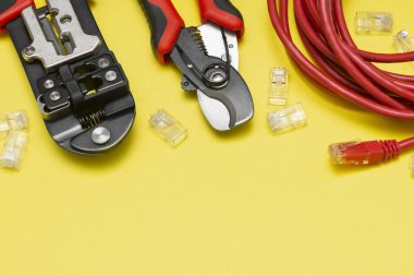 Sarı arka planda bağlantı cihazları ve kablolar var. İnternet için araçlar