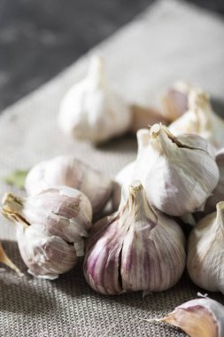 Sarımsaklı kumaş. Yukarıdan manzara. Dikey yönelim