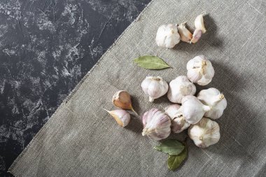 Sarımsaklı kumaş. Yukarıdan manzara. Yatay yönelim