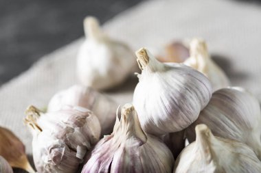 Sarımsaklı kumaş. Yukarıdan manzara. Dikey yönelim