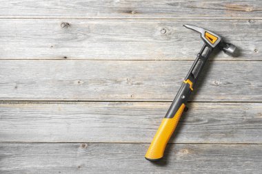 Marangozun çekici, gri ahşap arka planda. İnşaat çekici. Metin için boşluk olan üst görünüm