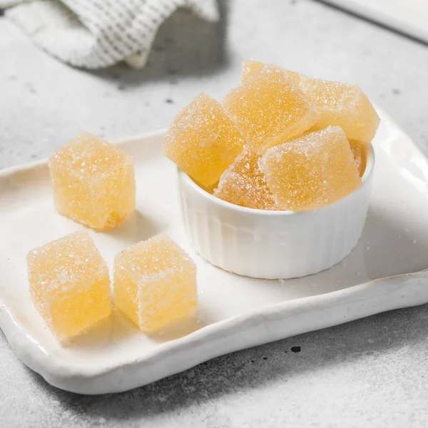 レモンマーマレードは 灰色のキッチンテーブルの上に白いボウルに砂糖を振りかける — ストック写真