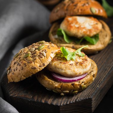 Hamburger, kepekli çörek ve tavuk pirzolası. Sağlıklı beslenmek için. Sağlıklı Burger