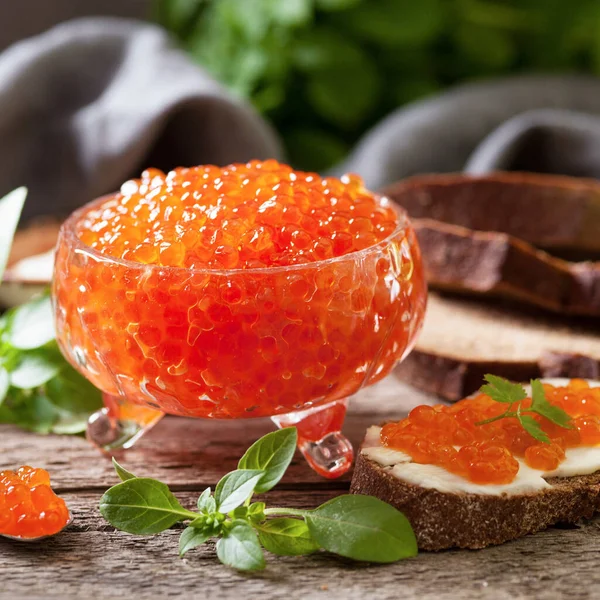 Caviale Rosso Vaso Vetro Tavolo Legno — Foto Stock