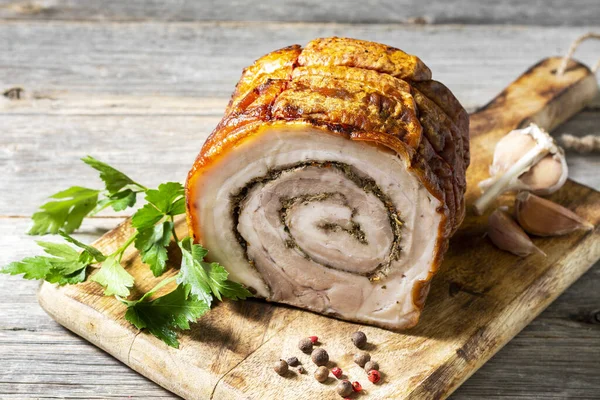 Pão Carne Com Verduras Ervas Uma Tábua Madeira Uma Mesa — Fotografia de Stock