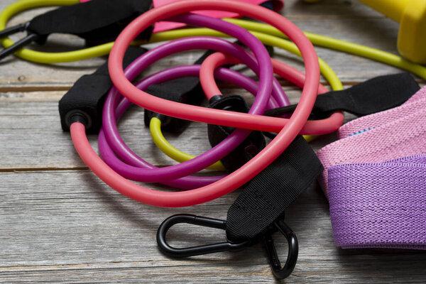 Полосы сопротивления и фитнес-группы на сером деревянном полу. Записи фитнеса для спорта. Начало или конец тренировки
