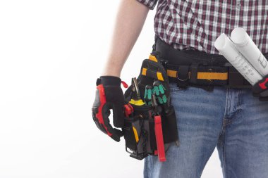Elektrikçi ya da profesyonel müteahhit, beyaz arka planda aletleri olan bir kurucu kemerinde. Elektrikçi aletleri işçi kemerindeki siyah çantalarda. Metin için alanı olan pankart