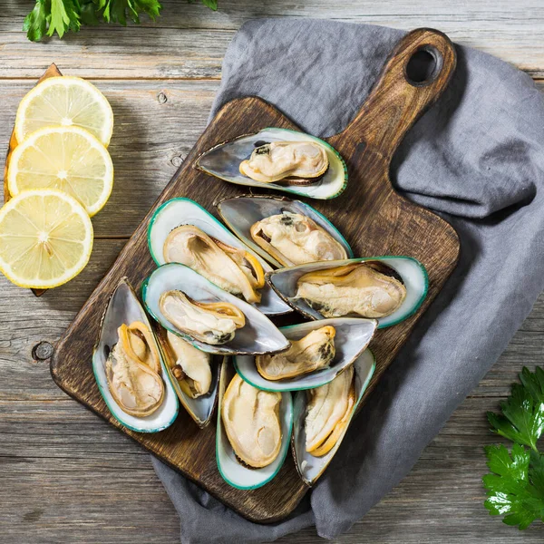 Raw Kiwi Mussels Wooden Board Wooden Table Rustic Style — Stock Photo, Image