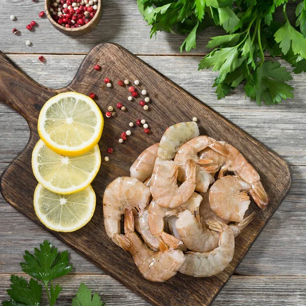 Langostinos Tigre Una Tabla Madera Fondo Gris Mariscos — Foto de Stock