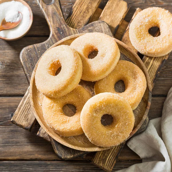 Espolvorear Las Rosquillas Con Azúcar Plato Madera Sobre Una Mesa —  Fotos de Stock