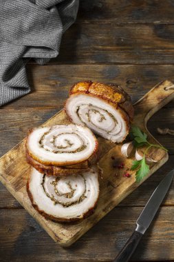 Kahverengi ahşap bir masada, tahta bir tahtanın üzerinde sebzeli ve otlu köfte. Pişmiş et. Yukarıdan manzara. Kırsal biçim