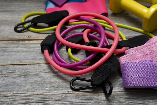 Полосы сопротивления и фитнес-группы на сером деревянном полу. Записи фитнеса для спорта. Начало или конец тренировки
