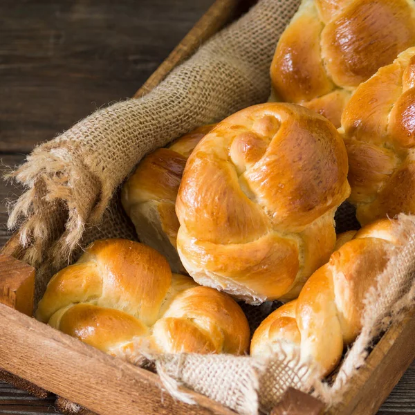 Rollen Einer Holzkiste Auf Einem Braunen Holztisch Rustikales Gebäck Rustikaler — Stockfoto