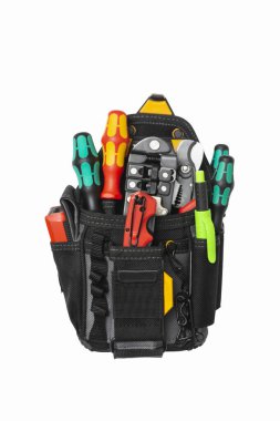 Beyaz yalıtımlı arka planda siyah elektrikçi ve tesisatçı çantası. Elektrikçi aletleri montaj çantasında. İzole edilmiş