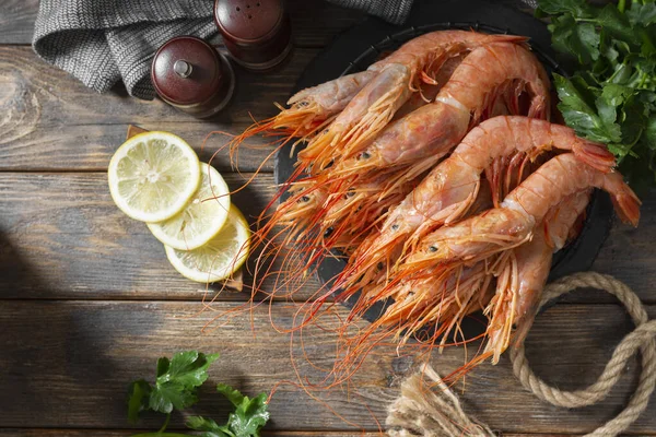 Langoustines Grandes Una Cesta Metal Negro Sobre Una Mesa Madera — Foto de Stock