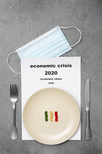 Talouskriisi Makaronivalmisteet Italian Lipun Muodossa Valkoisella Lautasella Harmaalla Pöydällä Maailmanlaajuisen — kuvapankkivalokuva