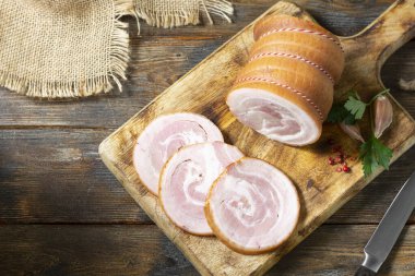 Kahverengi ahşap bir masada, tahta bir tahtanın üzerinde köfte. Pişmiş et. Yukarıdan manzara. Kırsal biçim