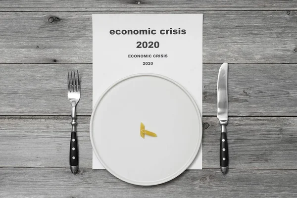 Οικονομική Κρίση Ένα Άσπρο Πιάτο Μακαρόνια Ένα Γκρι Ξύλινο Τραπέζι — Φωτογραφία Αρχείου