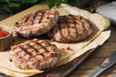 Tahta bir masada ızgara pirzola. Kırsal biçim