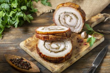 Kahverengi ahşap bir masada, tahta bir tahtanın üzerinde sebzeli ve otlu köfte. Pişmiş et. Yukarıdan manzara. Kırsal biçim