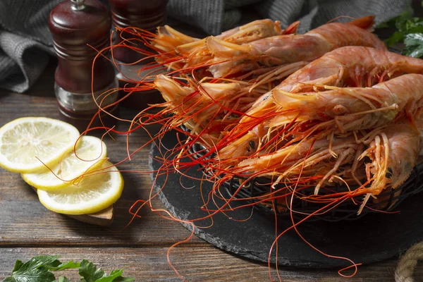 Langoustines Grandes Una Cesta Metal Negro Sobre Una Mesa Madera — Foto de Stock