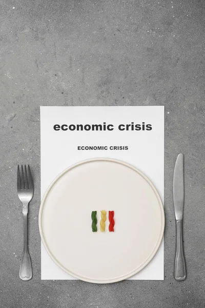 Crise Économique Pâtes Sous Forme Drapeau Italie Sur Une Assiette — Photo