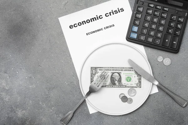 Gazdasági Válság Egy Papírdollár Villával Késsel Egy Fehér Tányéron Elosztva — Stock Fotó