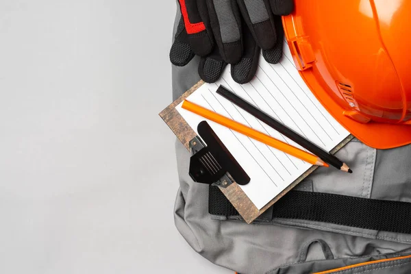 Uitrusting Van Bouwer Een Grijze Tafel Uniform Helm Bril Handschoenen — Stockfoto