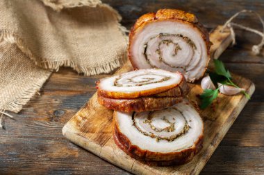 Kahverengi ahşap bir masada, tahta bir tahtanın üzerinde sebzeli ve otlu köfte. Pişmiş et. Yukarıdan manzara. Kırsal biçim