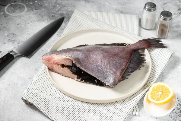 Сира Риба Дорі Білій Тарілці Світло Сірому Кухонному Столі Риба — стокове фото