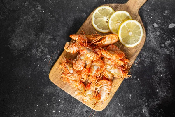 Los Langostinos Sobre Tabla Madera Sobre Mesa Negra Gambas Groenlandia — Foto de Stock