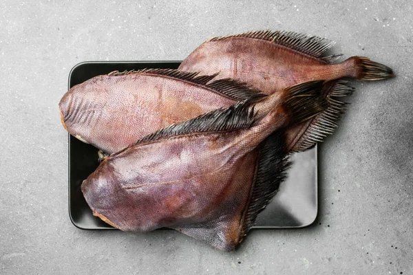 Три Сирі Риби Дорі Чорній Тарілці Сірому Кухонному Столі Дорі — стокове фото