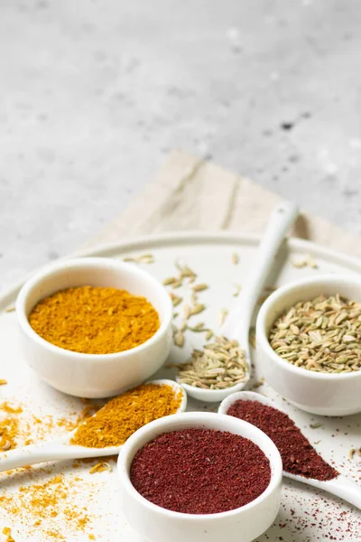 Specerijen Witte Kopjes Lepels Een Lichtgrijze Tafel Venkel Sumac Curry — Stockfoto