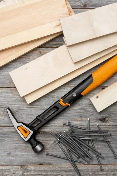 Herramientas Carpintería Martillo Clavos Barras Madera Casco Guantes Una Mesa — Foto de Stock