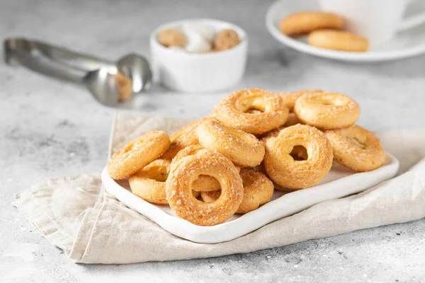 Pastel Hojaldre Espolvoreado Con Azúcar Plato Blanco Sobre Fondo Gris —  Fotos de Stock