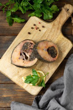 Kahverengi ahşap bir masada tahtadan yapılmış yabani mersin balığı bifteği. Sağlıklı deniz ürünleri. Metin için boşluk olan üst görünüm