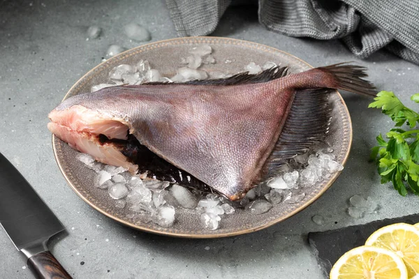 Сира Риба Дорі Коричневій Керамічній Тарілці Льодом Сірому Кухонному Столі — стокове фото
