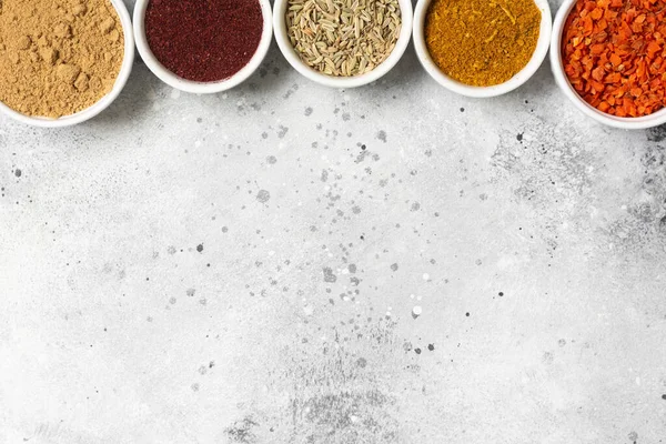 Specerijen Specerijen Witte Schalen Een Lichtgrijze Tafel Kurkuma Gember Curry — Stockfoto