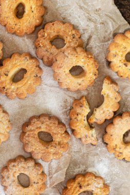 Protvino 'nun yemek kağıdında bir sürü kurabiye var. Kurabiyeler çıkıntıya yayılmış. Ev yapımı kek. Üst görünüm, yakın çekim