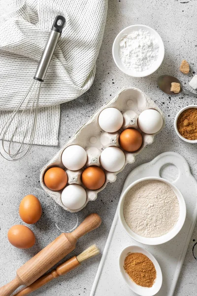 Mutfak Zemininde Pişirmek Için Gerekli Malzemeler Yumurta Tarçın Şeker Mutfak — Stok fotoğraf