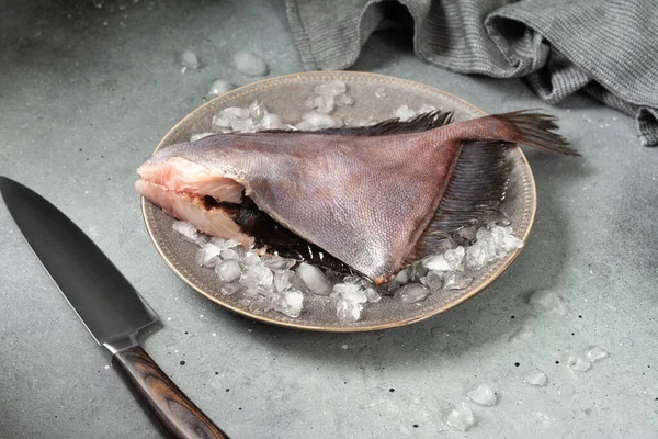 Сира Риба Дорі Коричневій Тарілці Льодом Сірому Кухонному Столі — стокове фото