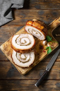 Kahverengi ahşap bir masada, tahta bir tahtanın üzerinde sebzeli ve otlu köfte. Pişmiş et. Yukarıdan manzara. Kırsal biçim