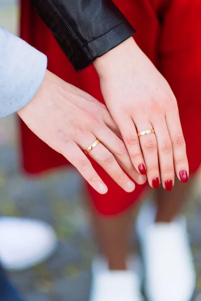 Two Hands Wedding Rings — Stock Photo, Image