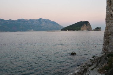 Budva Riviera ve Adriyatik Denizi 'nin günbatımı fotoğrafı