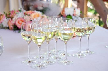 Tatil için bir bardak beyaz şarap.