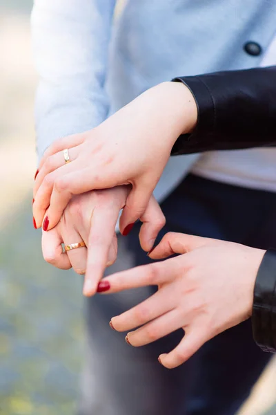 Zwei Hände Mit Eheringen — Stockfoto